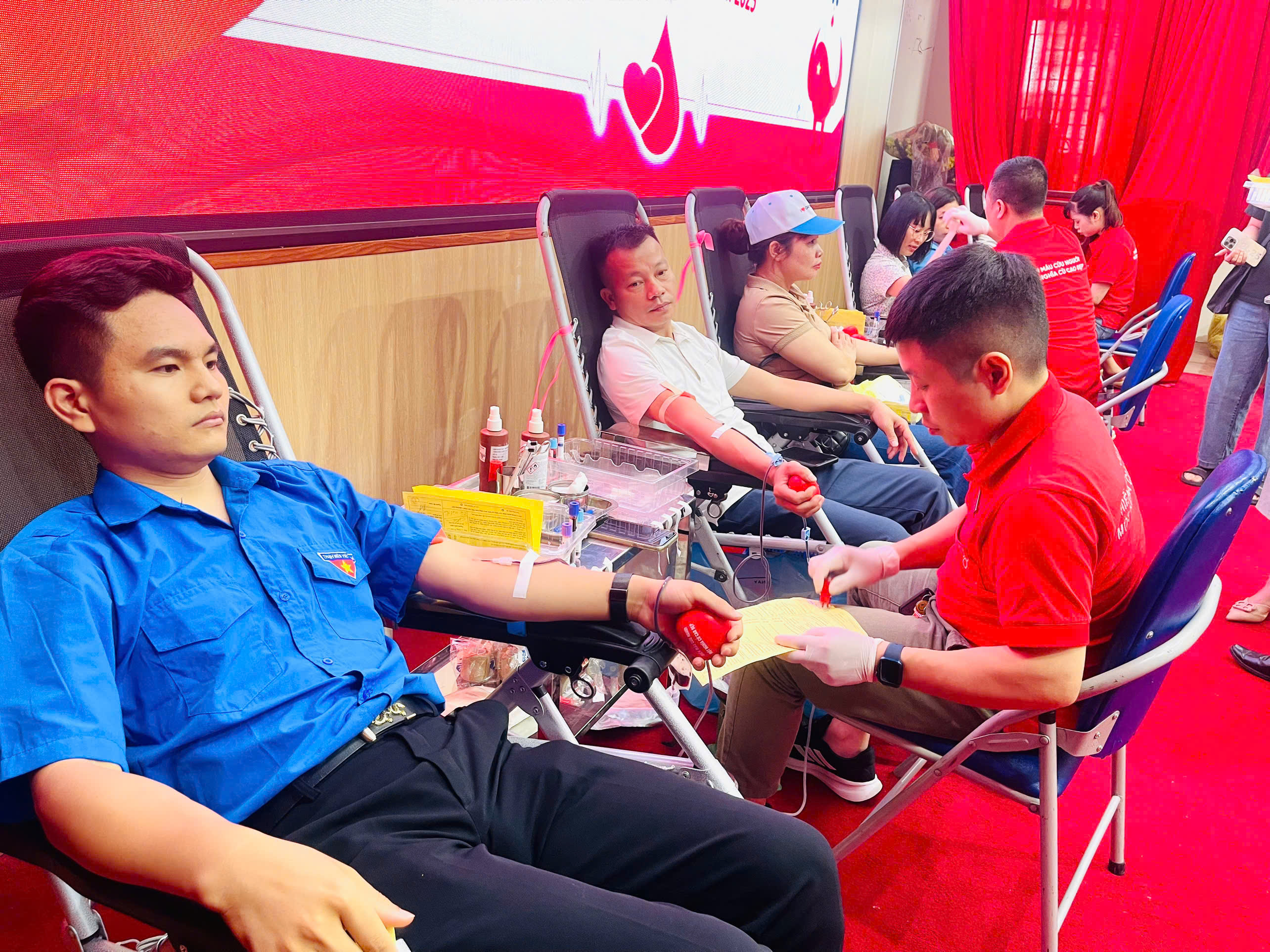 537 đơn vị máu tiếp nhận được trong 2 ngày hiến máu tình nguyện tại cụm Thạch Xá và Thị trấn Liên Quan