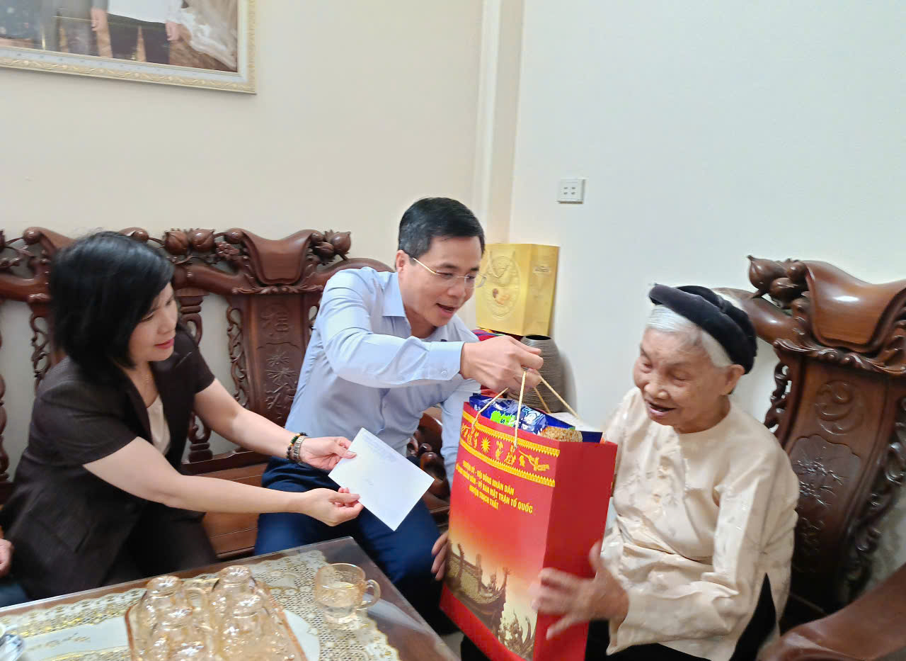 Lãnh đạo huyện Thạch Thất thăm, tặng quà Mẹ Việt Nam Anh hùng nhân kỷ niệm 50 năm Ngày Giải phóng miền Nam