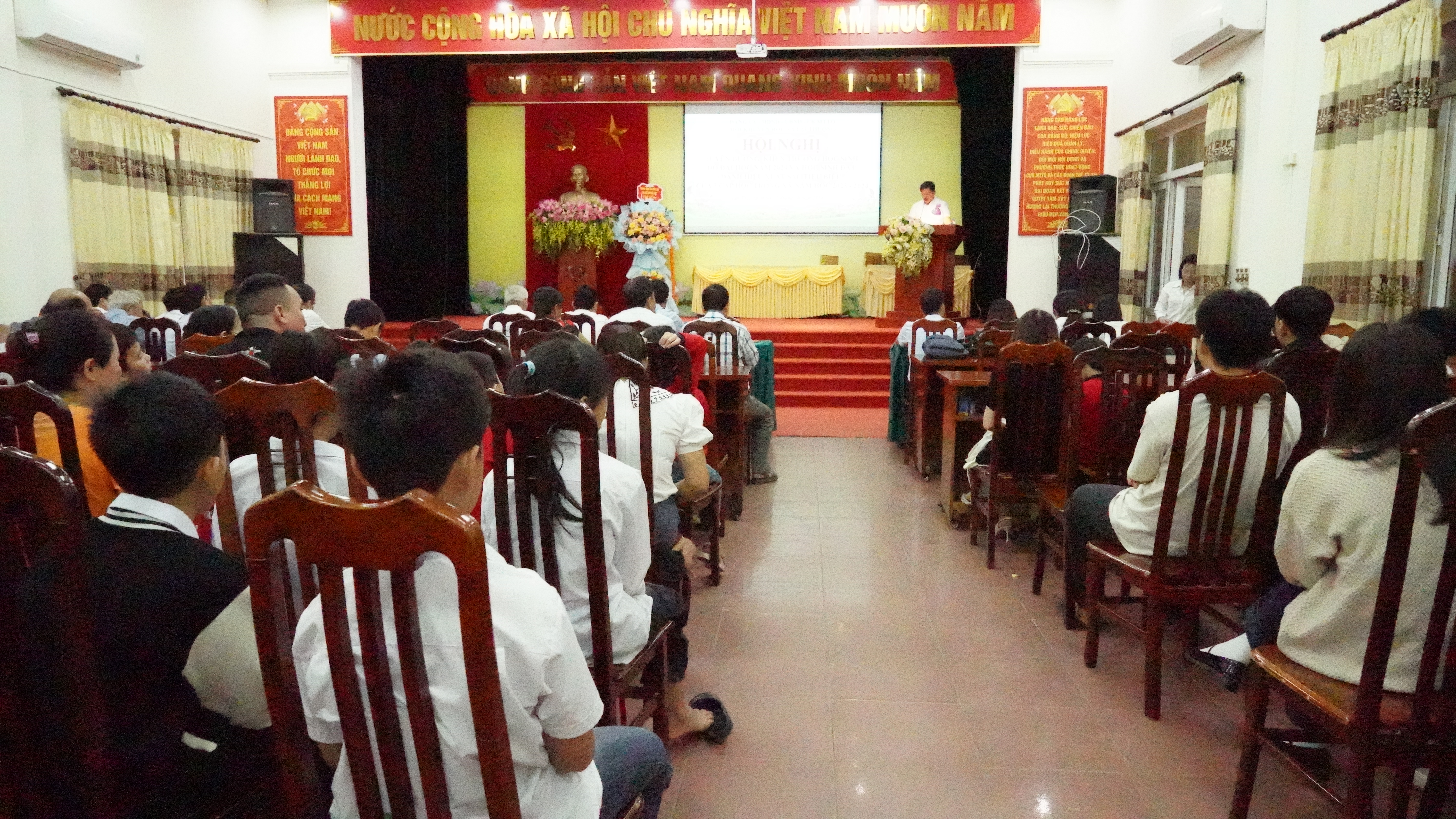 Lại Thượng tuyên dương, trao thưởng khuyến học, khuyến tài