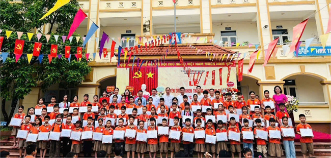 Trường Tiểu học Cần Kiệm tuyên dương, khen thưởng học sinh giỏi và trao học bổng năm học 2024- 2025