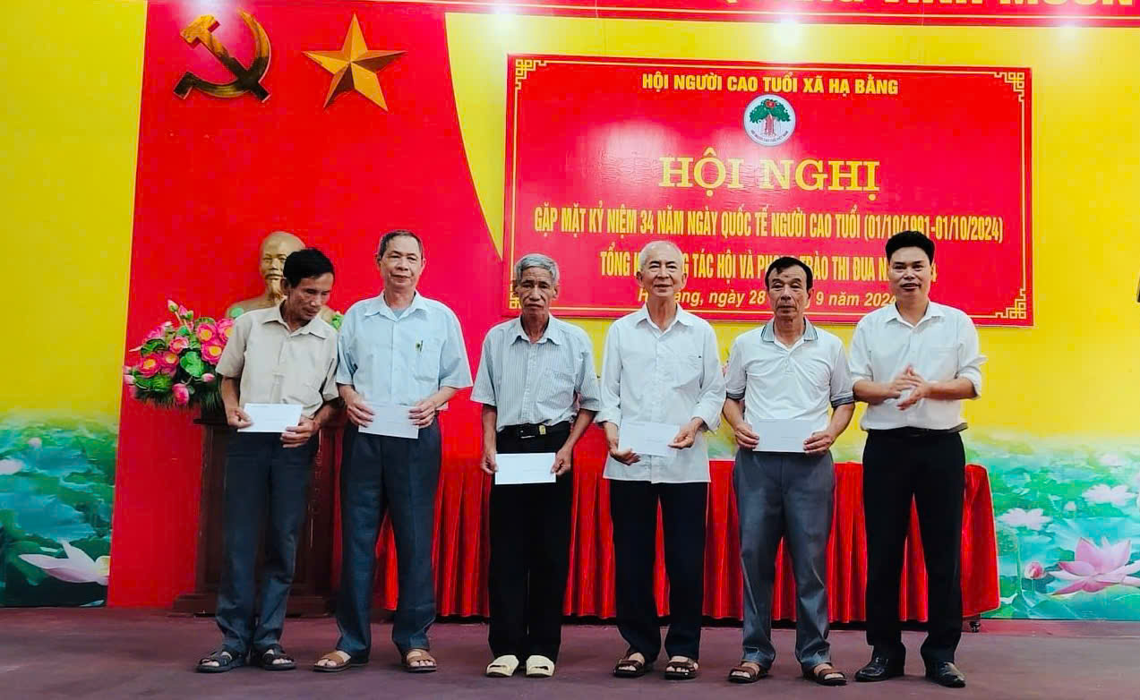 Hội Người cao tuổi xã Hạ Bằng gặp mặt kỷ niệm 34 năm ngày Quốc tế Người cao tuổi