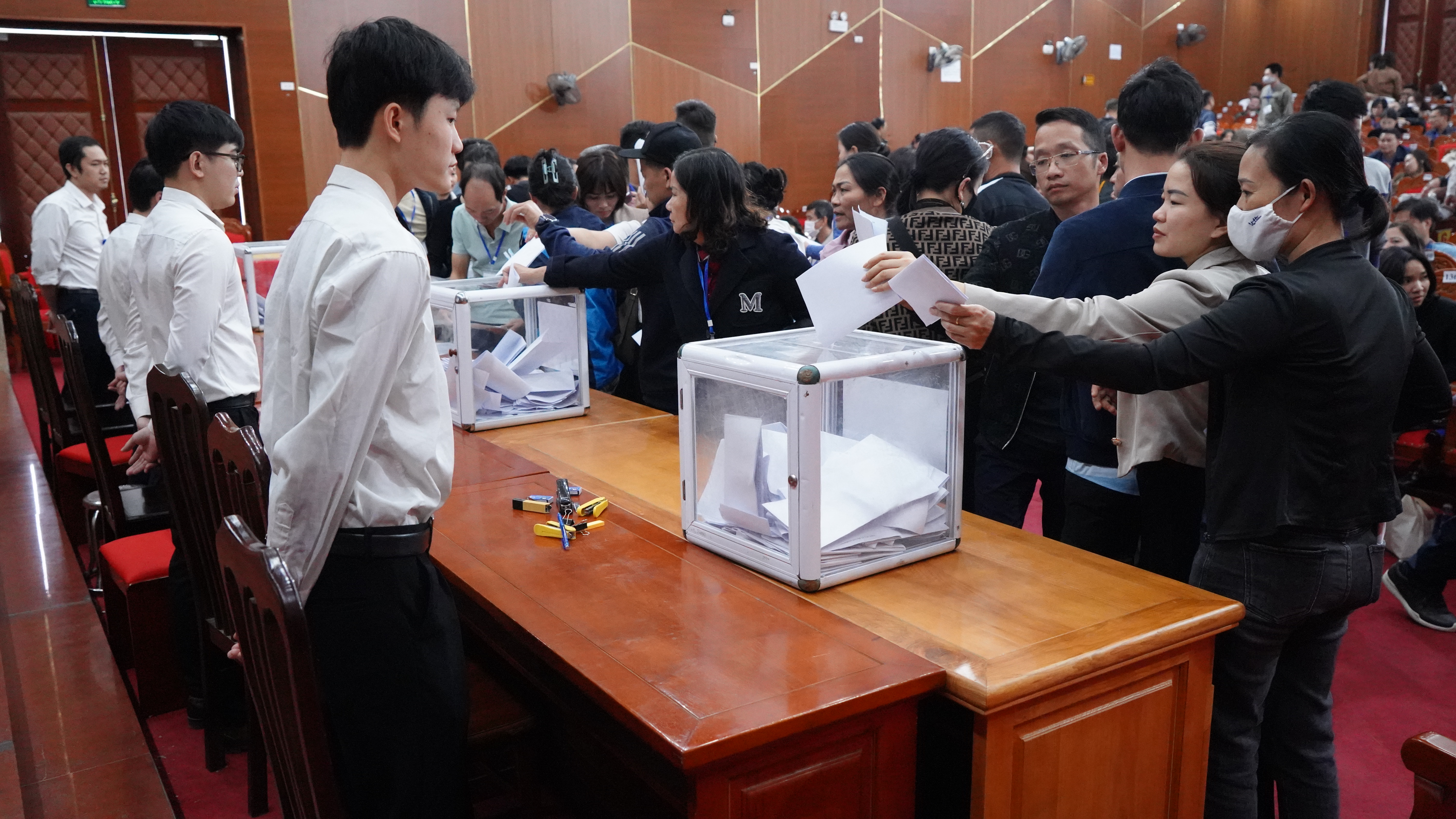 Thạch Thất đấu giá thành công 28 thửa đất tại thôn Bình Xá xã Bình Phú