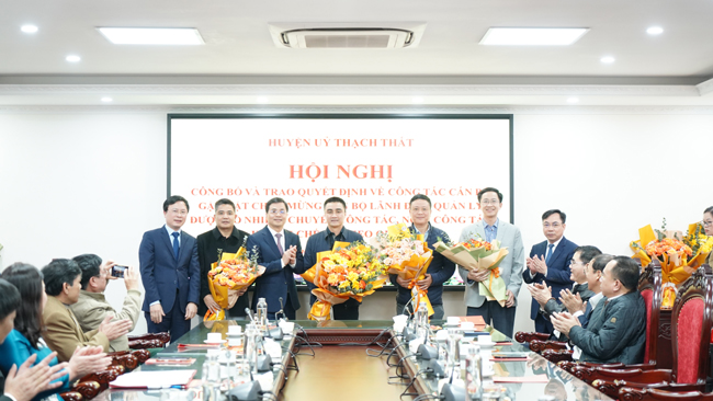 Ban Thường vụ Huyện ủy Thạch Thất gặp mặt, chúc mừng các đồng chí cán bộ lãnh đạo quản lý được bổ nhiệm, chuyển công tác, nghỉ công tác