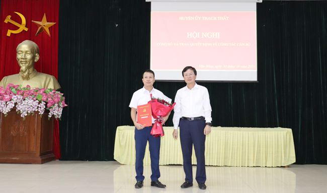 Huyện ủy Thạch Thất công bố và trao quyết định công tác cán bộ tại các xã: Phùng Xá, Hữu Bằng, Kim Quan, Cẩm Yên